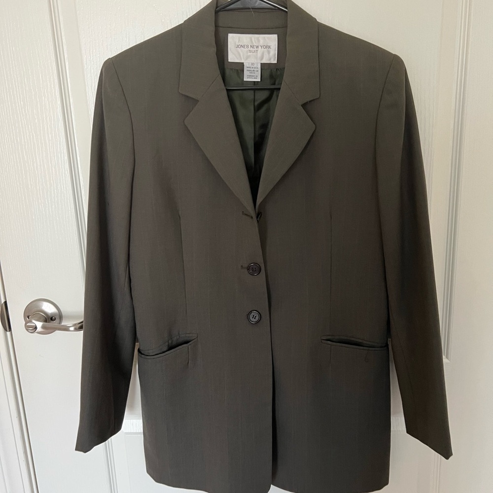 Jones New York woven blazer. Grayish color fully lined. Great casual or business